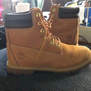 Timberland like new Premium leather wheat work boots 8.5. No returns.